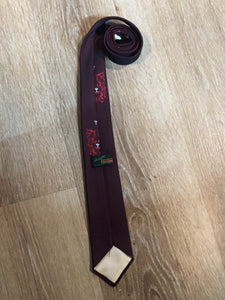 Kingspier Vintage - Creslan tie with burgundy, red and white design. Fibres unknown.

Length: 53” 
Width: 2.5” 

This tie is in excellent condition.