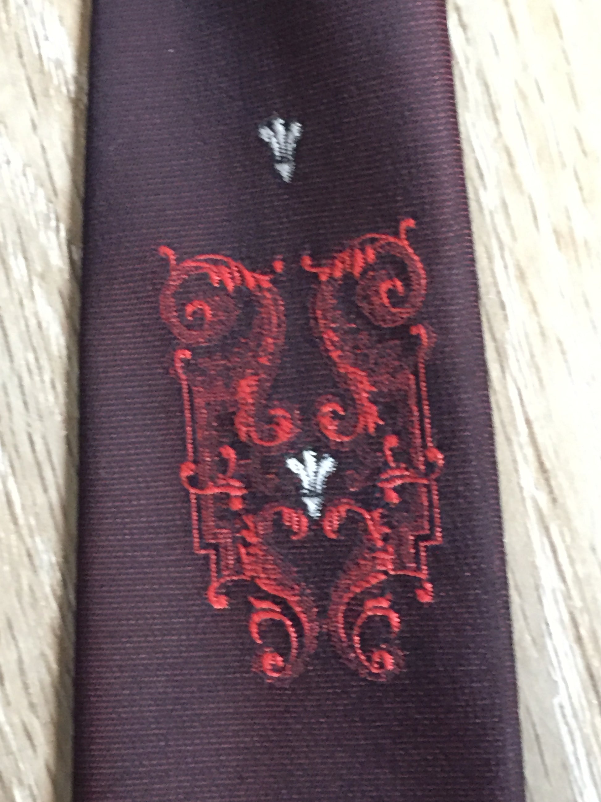 Kingspier Vintage - Creslan tie with burgundy, red and white design. Fibres unknown.

Length: 53” 
Width: 2.5” 

This tie is in excellent condition.