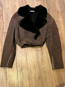 Vintage O’Ned chocolate brown sheepskin shearling cropped flight jacket, with snap closures, zip details on the cuffs, two front pockets and a belt at the waist.

Made in France
Chest 40”