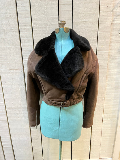 Vintage O’Ned chocolate brown sheepskin shearling cropped flight jacket, with snap closures, zip details on the cuffs, two front pockets and a belt at the waist.

Made in France
Chest 40”