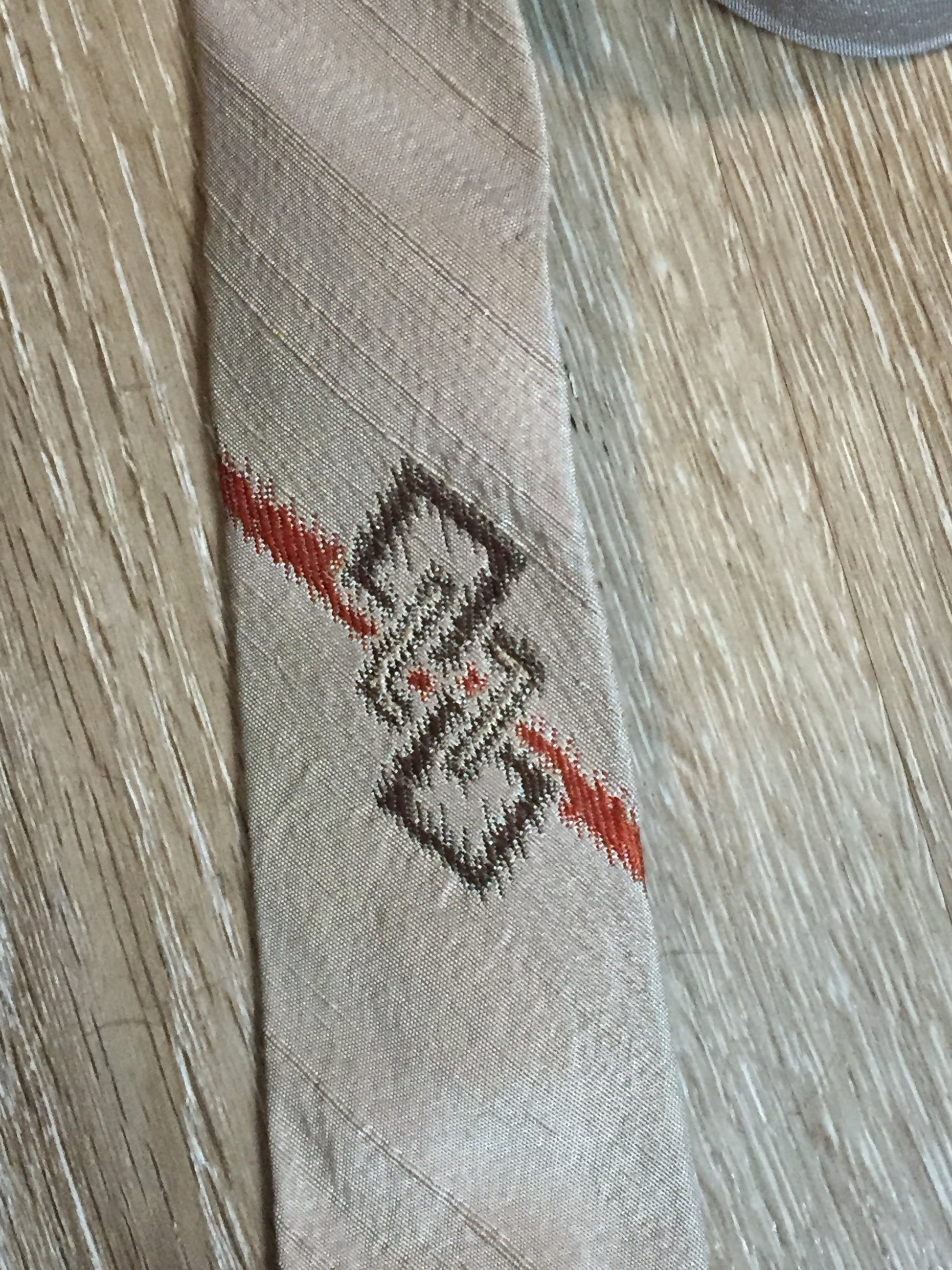 Kingspier Vintage - Metallic beige, orange and brown Tie. Fibres unknown.

Length: 53.25” 
Width: 2.25” 

This tie is in excellent condition.