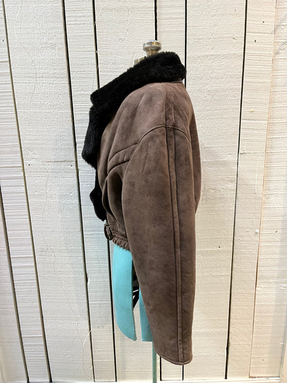 Vintage O’Ned chocolate brown sheepskin shearling cropped flight jacket, with snap closures, zip details on the cuffs, two front pockets and a belt at the waist.

Made in France
Chest 40”