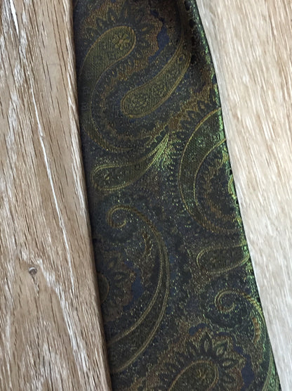 Kingspier Vintage - Abbey 100% polyester green, gold and black paisley print tie.

Length: 53” 
Width: 2.5” 

This tie is in excellent condition.