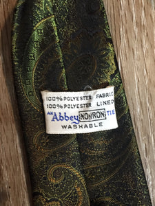 Kingspier Vintage - Abbey 100% polyester green, gold and black paisley print tie.

Length: 53” 
Width: 2.5” 

This tie is in excellent condition.