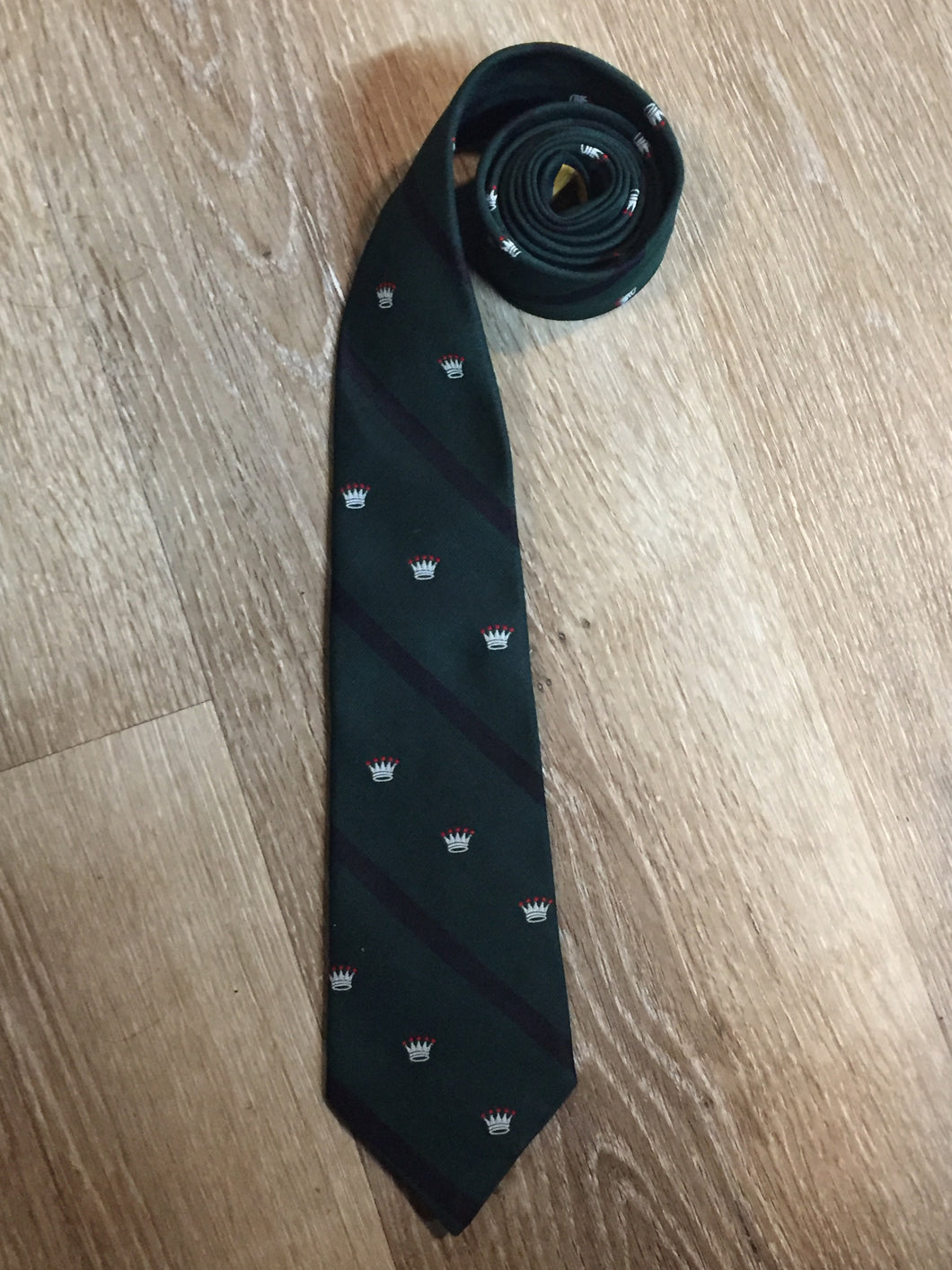 Kingspier Vintage - Golden Clasp by Prince Consort green and navy tie with crown print. Fibres unknown.

Length: 56”
Width: 3”

This tie is in excellent condition.