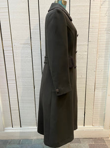 Vintage D'allaird's double breasted brown 100% wool coat with two flap pockets in the front, embroidered details on the pockets and collar and a satin lining.

Made in Canada, Chest 38” 