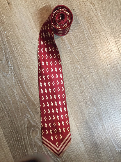 Kingspier Vintage - Park Lane for Eaton red tie with cream diamond pattern. Fibres unknown.

Length: 55.25” 
Width: 3” 

This tie is in excellent condition.