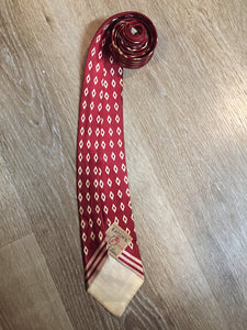 Kingspier Vintage - Park Lane for Eaton red tie with cream diamond pattern. Fibres unknown.

Length: 55.25” 
Width: 3” 

This tie is in excellent condition.