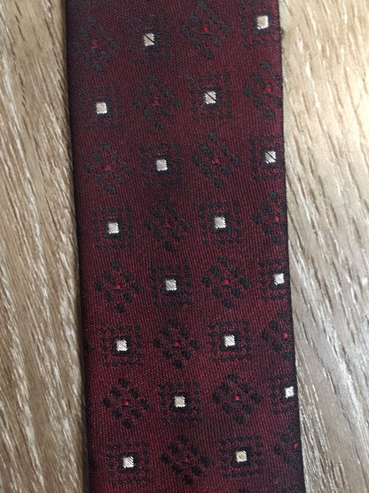 Kingspier Vintage - Gentry 100% Terylene tie with burgundy, white and black pattern.

Length: 56” 
Width: 2.25” 

This tie is in excellent condition.