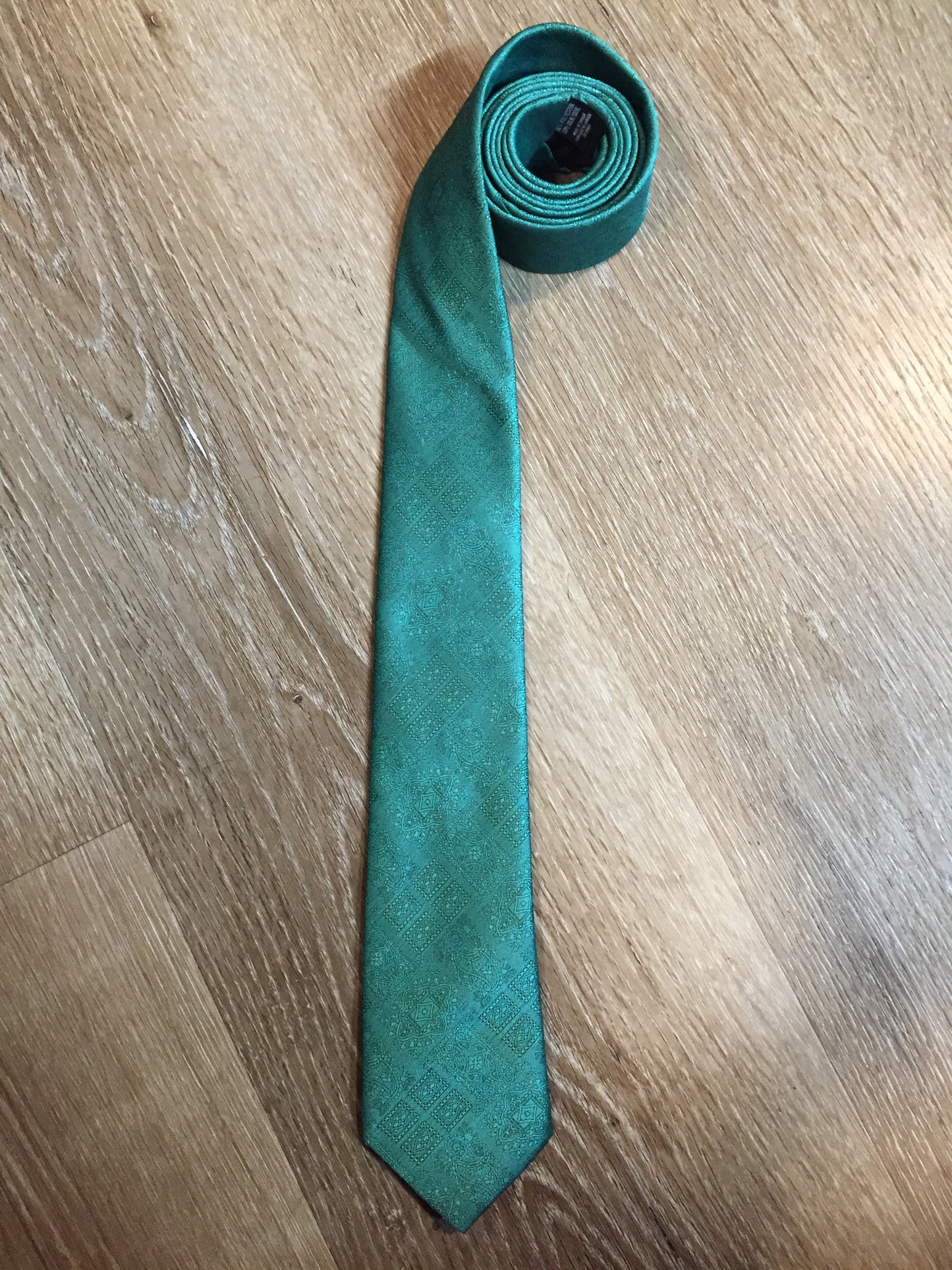 Kingspier Vintage - Vintage blue/green polyester and silk blend tie with subtle paisley pattern. Made in Canada. 

Length: 56.25” 
Width: 3.5” 

This tie is in excellent condition.