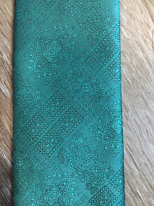 Kingspier Vintage - Vintage blue/green polyester and silk blend tie with subtle paisley pattern. Made in Canada. 

Length: 56.25” 
Width: 3.5” 

This tie is in excellent condition.