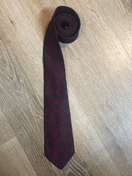 Kingspier Vintage - Harvey Gold tie in red and navy paisley design. Fibres unknown.

Length: 52.5” 
Width: 2.75” 

This tie is in excellent condition.