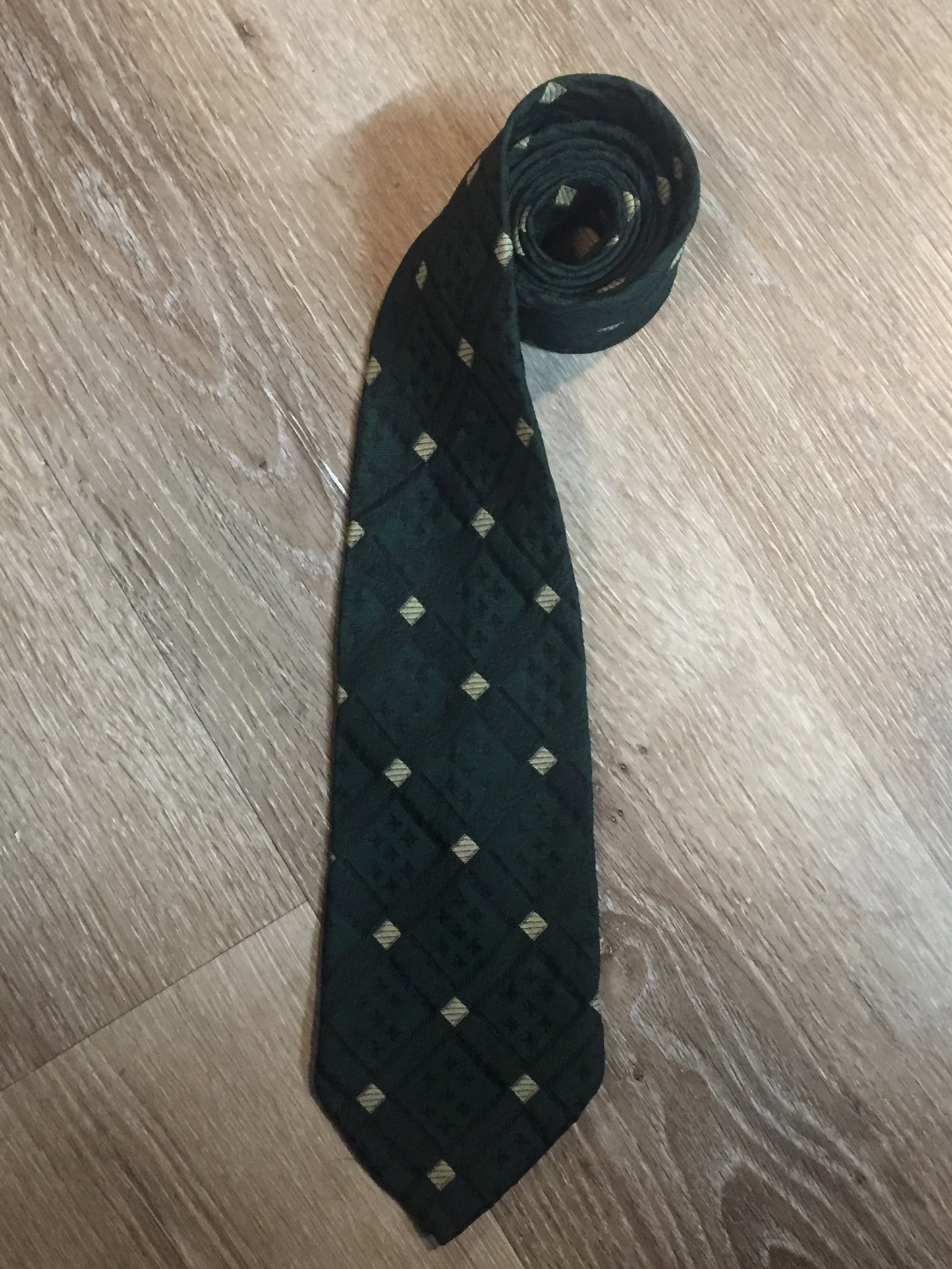 Kingspier Vintage - Vintage Tie in green with white diamond pattern. Fibres unknown.

Length: 55.5” 
Width: 3.75” 

This tie is in excellent condition.