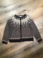 Load image into Gallery viewer, Kingspier Vintage - J.Jill wool blend Lopi style button cardigan in brown and cream.

Shoulder to shoulder - 15”
Shoulder to wrist - 23”
Under sleeve - 17.5”
Chest - 20”
Arm to hem - 13.5”
Bottom hem - 20”

*All items have been laid flat to measure.

This sweater is in excellent condition.
