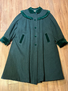 Vintage Coquette dark green wool/ nylon blend coat with button closures, two front pockets, quilted lining, velvet trim and a bow detail in the back.

Made in Canada
Size 14/ Chest 42”