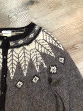 Load image into Gallery viewer, Kingspier Vintage - J.Jill wool blend Lopi style button cardigan in brown and cream.

Shoulder to shoulder - 15”
Shoulder to wrist - 23”
Under sleeve - 17.5”
Chest - 20”
Arm to hem - 13.5”
Bottom hem - 20”

*All items have been laid flat to measure.

This sweater is in excellent condition.
