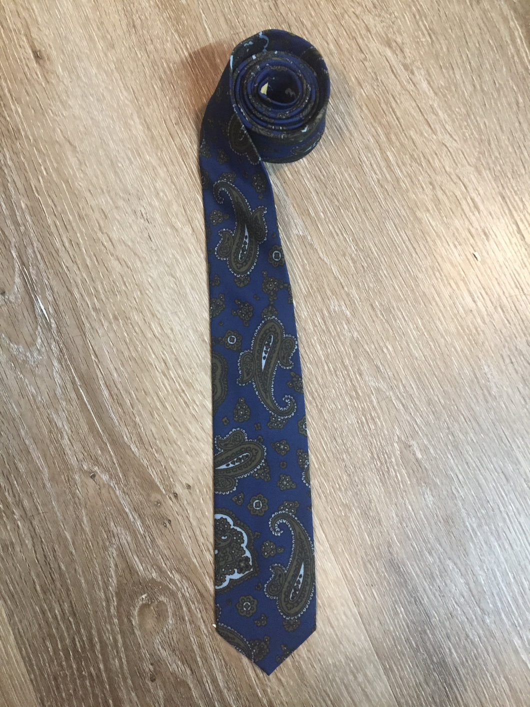 Kingspier Vintage - Abbey 100% polyester tie with blue and green paisley design.

Length: 52” 
Width: 2.25” 

This tie is in excellent condition.