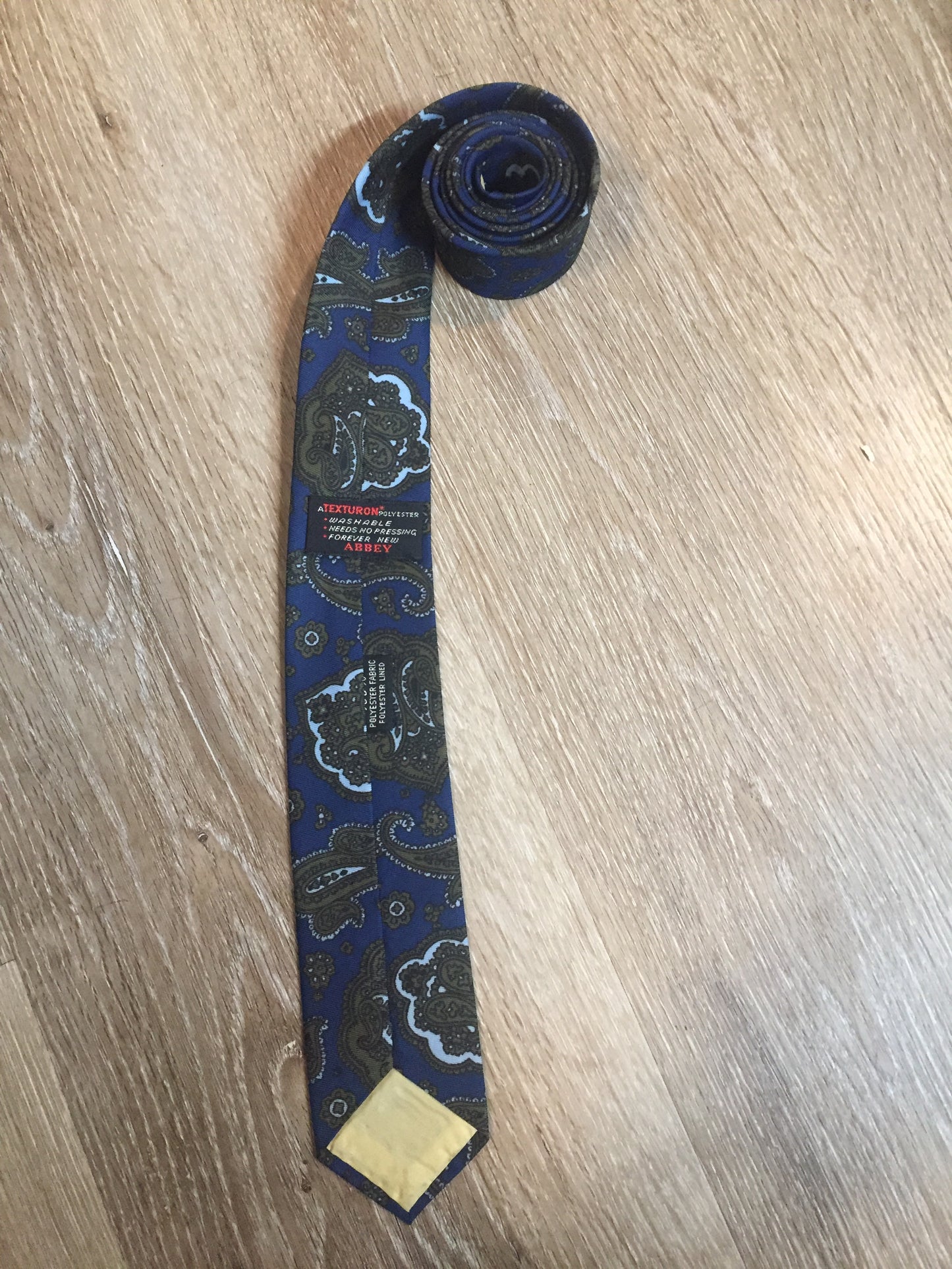 Kingspier Vintage - Abbey 100% polyester tie with blue and green paisley design.

Length: 52” 
Width: 2.25” 

This tie is in excellent condition.