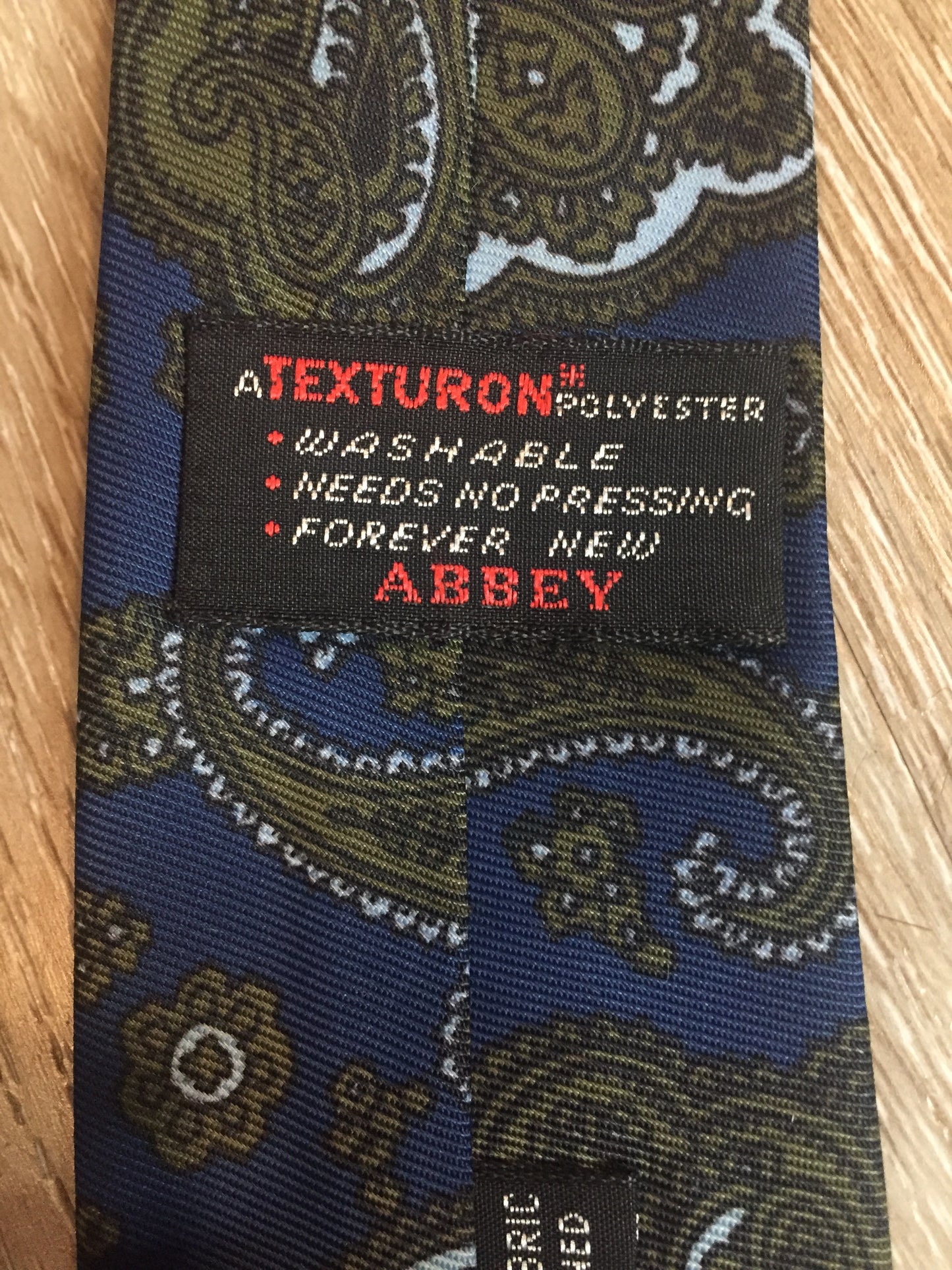 Kingspier Vintage - Abbey 100% polyester tie with blue and green paisley design.

Length: 52” 
Width: 2.25” 

This tie is in excellent condition.