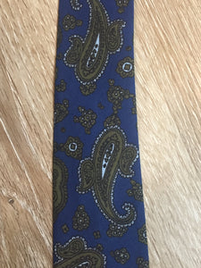 Kingspier Vintage - Abbey 100% polyester tie with blue and green paisley design.

Length: 52” 
Width: 2.25” 

This tie is in excellent condition.