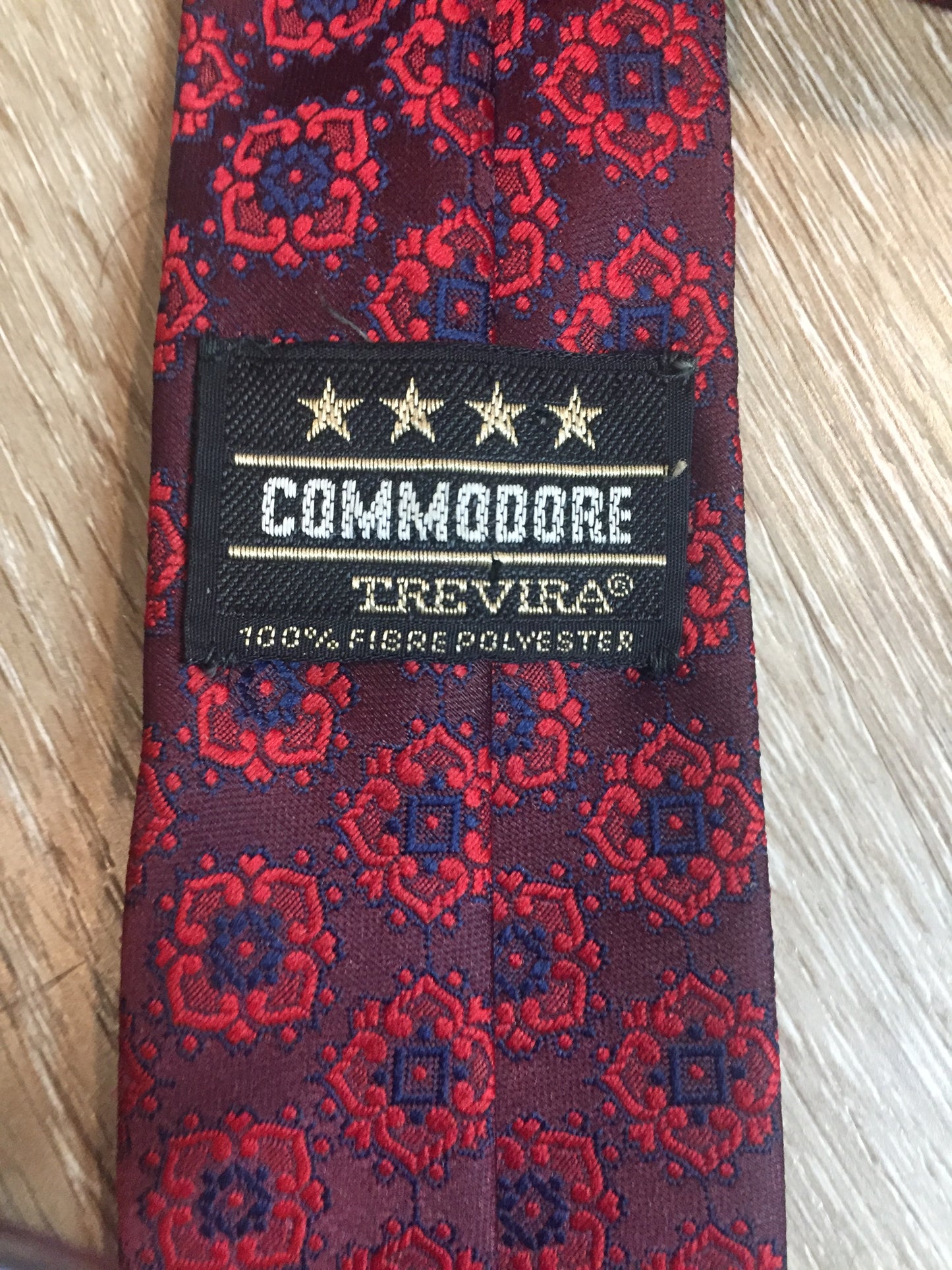 Kingspier Vintage - Commodore 100% polyester tie with red and navy floral pattern.
 
Length: 52” 
Width: 2.5” 

This tie is in excellent condition.