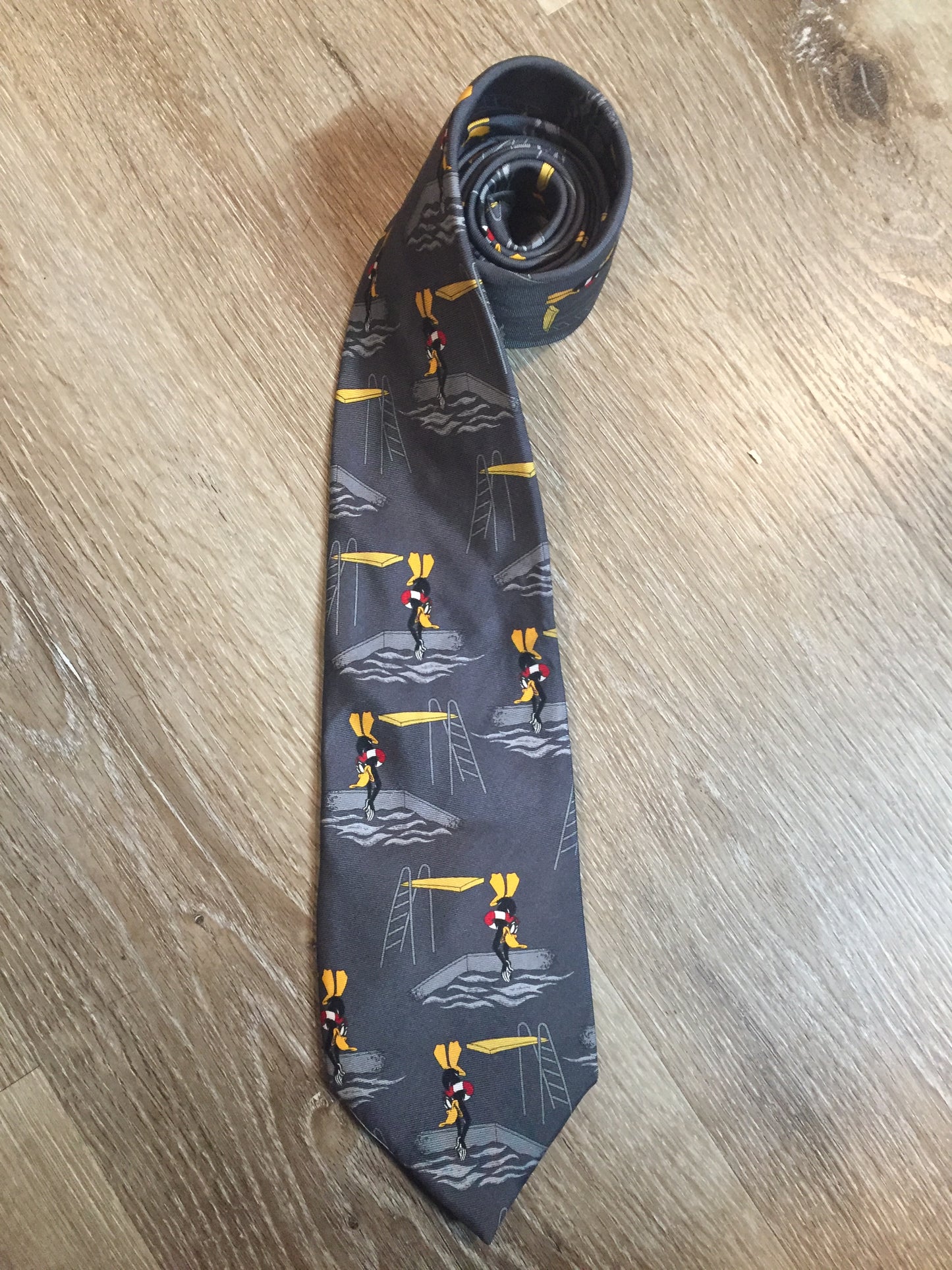 Kingspier Vintage - Looney Toones grey 100% silk tie with Daffy Duck Print. Made in Italy.

Length: 61.5” 
Width: 3.75” 

This tie is in excellent condition.