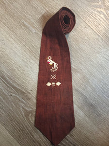 Kingspier Vintage - Vintage Orange/black weaved tie with bird cross stitch design.
 
Length: 55.25”
Width: 4.25” 

This tie is in excellent condition.