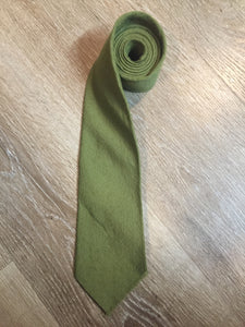 Kingspier Vintage - Karen Bulow green 100% wool tie. Made in Canada.

Length: 57.25” 
Width: 3.75” 

This tie is in excellent condition.