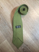 Load image into Gallery viewer, Kingspier Vintage - Karen Bulow green 100% wool tie. Made in Canada.

Length: 57.25” 
Width: 3.75” 

This tie is in excellent condition.
