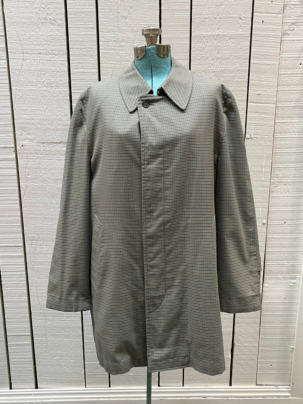 Vintage London Fog grey houndstooth maincoat with a 50% polyester/ 50% cotton shell, removable 100% acrylic pile lining, zipper closure and two front pockets.

Made in USA
Size 38 Short