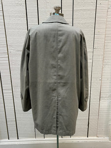 Vintage London Fog grey houndstooth maincoat with a 50% polyester/ 50% cotton shell, removable 100% acrylic pile lining, zipper closure and two front pockets.

Made in USA
Size 38 Short