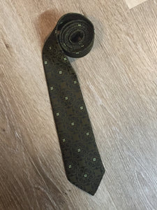 Kingspier Vintage - Superba olive green and black 100% Dacron polyester tIe.

Length: 55” 
Width: 2.75” 

This tie is in excellent condition.