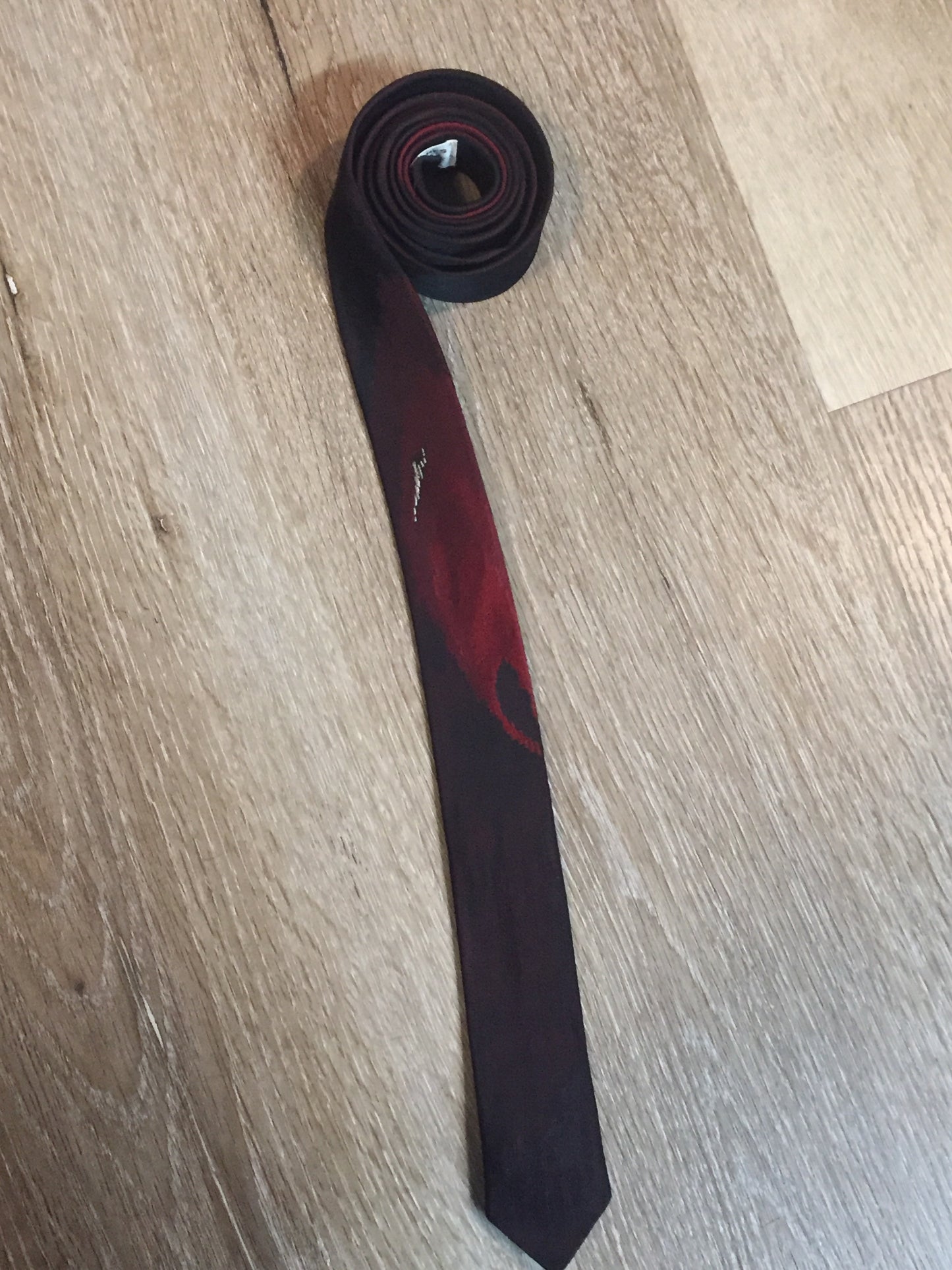 Kingspier Vintage - Park Lane deep red 100% silk tie with peacock feather motif. Made in Québec.

Length: 53.5” 
Width: 1.5” 

This tie is in excellent condition.