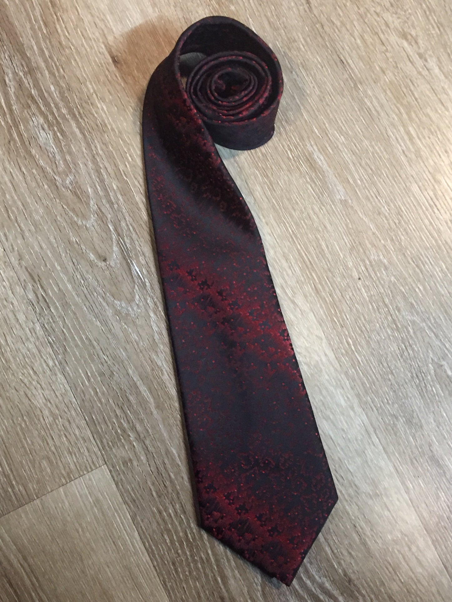 Kingspier Vintage - Abbey dark red and black pattern tie. Texturon (polyester).

Length: 54.5” 
Width: 3.75” 

This tie is in excellent condition.