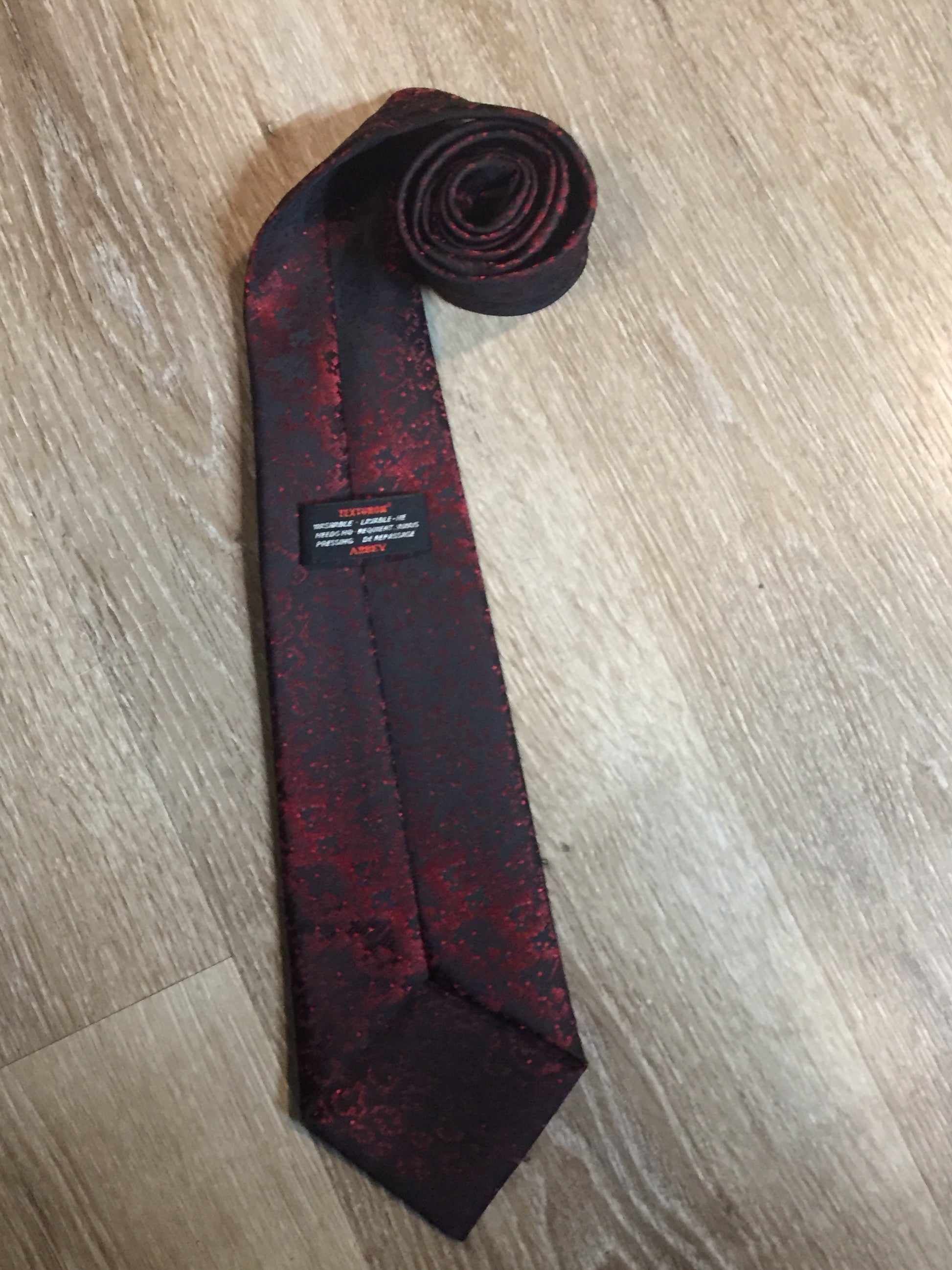 Kingspier Vintage - Abbey dark red and black pattern tie. Texturon (polyester).

Length: 54.5” 
Width: 3.75” 

This tie is in excellent condition.