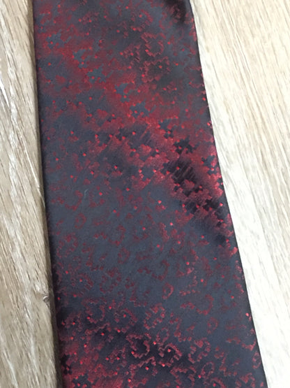 Kingspier Vintage - Abbey dark red and black pattern tie. Texturon (polyester).

Length: 54.5” 
Width: 3.75” 

This tie is in excellent condition.