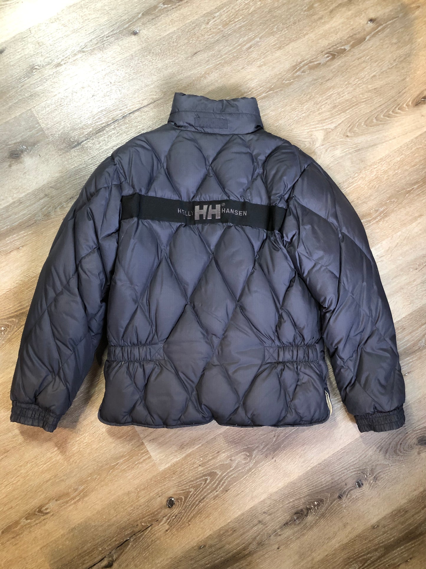 Kingspier Vintage - Helly Hansen reversible charcoal and beige down-filled puffer jacket. This jacket is quilted with zipper closure and zip pockets on both sides. Size Large.