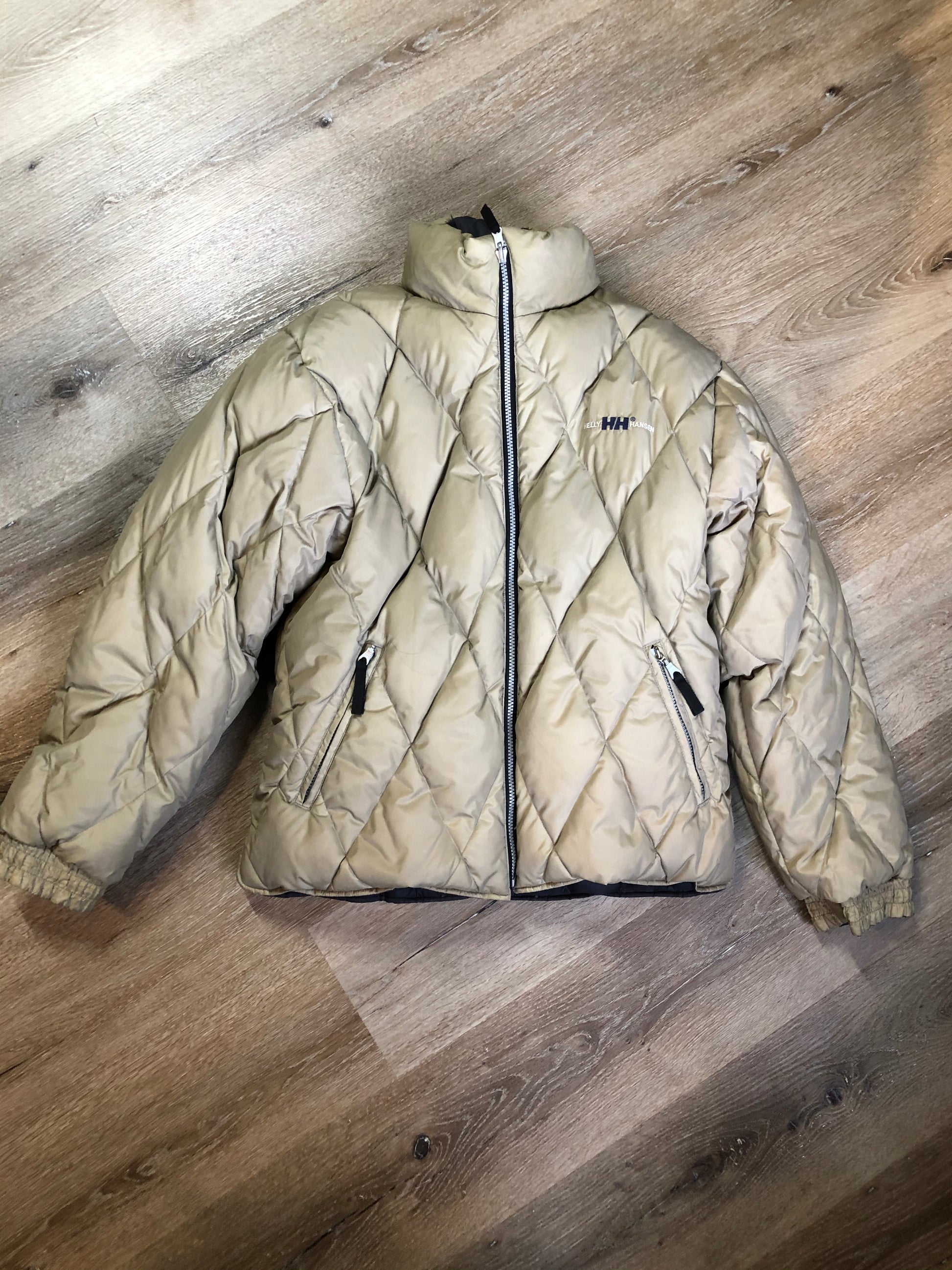 Kingspier Vintage - Helly Hansen reversible charcoal and beige down-filled puffer jacket. This jacket is quilted with zipper closure and zip pockets on both sides. Size Large.