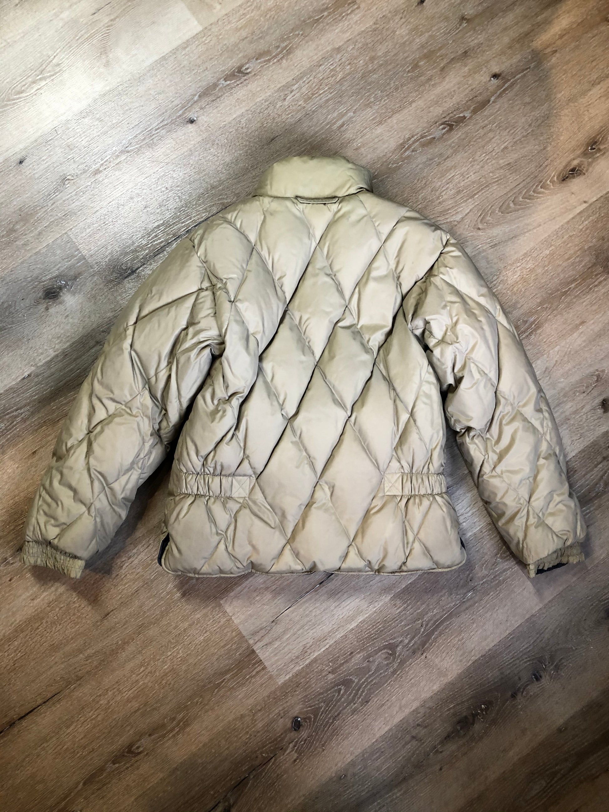 Kingspier Vintage - Helly Hansen reversible charcoal and beige down-filled puffer jacket. This jacket is quilted with zipper closure and zip pockets on both sides. Size Large.