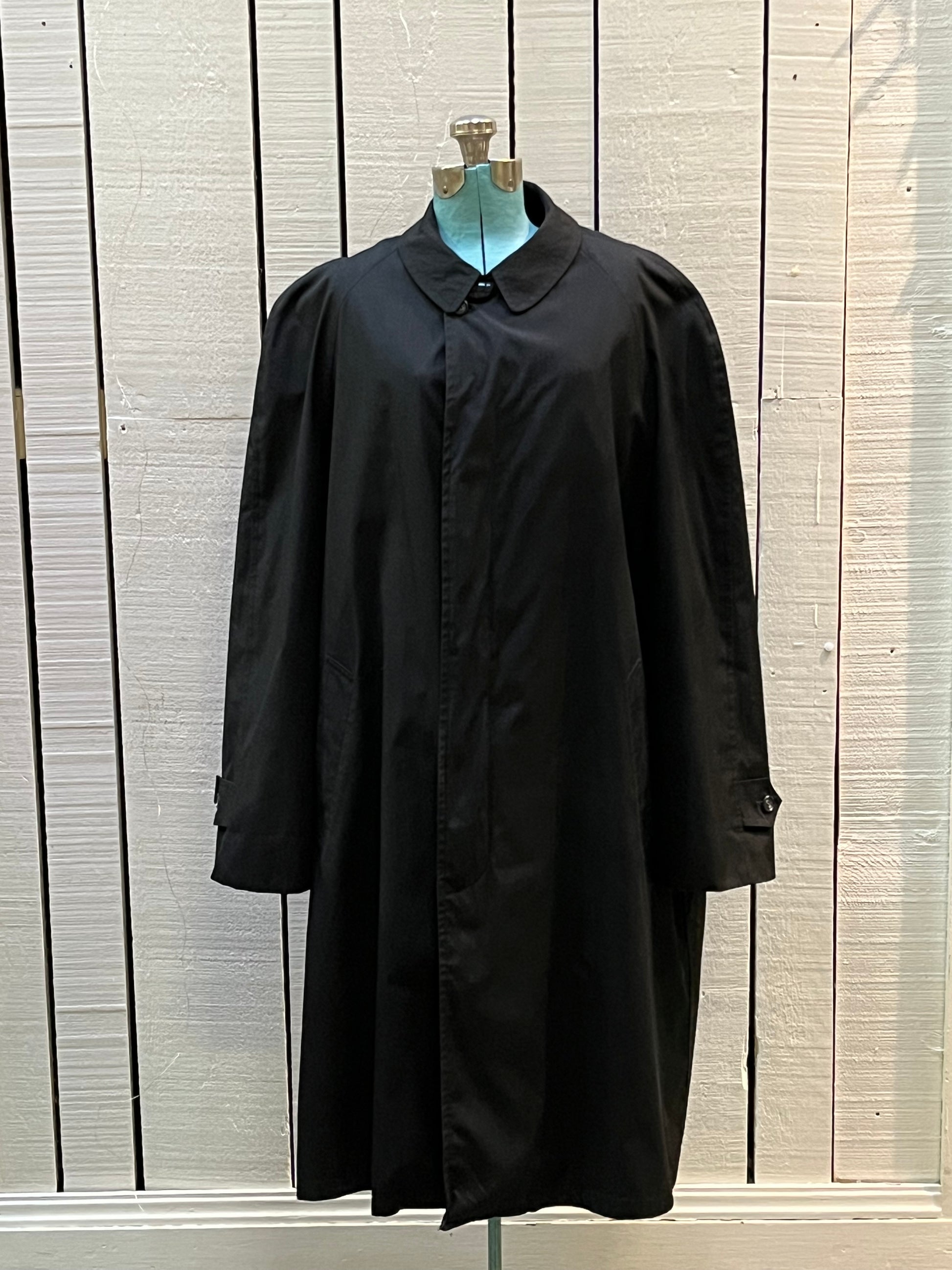 Vintage 80’s Abercrombie and Fitch black trench coat with 65% Darcon polyester/ 35% cotton shell, inner lining and two front pockets.

Union Made in USA
Size 44 Long