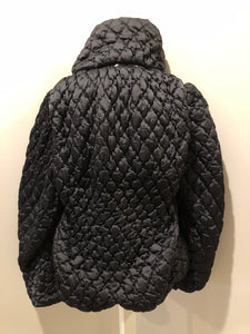 Kingspier Vintage - TWF black quilted nylon puffer jacket with synthetic insulation, oversized collar, zipper closure and zip slash pockets. Size medium.
