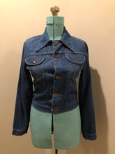 Load image into Gallery viewer, Vintage Wrangler medium wash denim jacket with button closures, two flap pockets on the chest and two hand warmer pockets in the front.  100% cotton, made in Canada, size 32 - Kingspier Vintage

