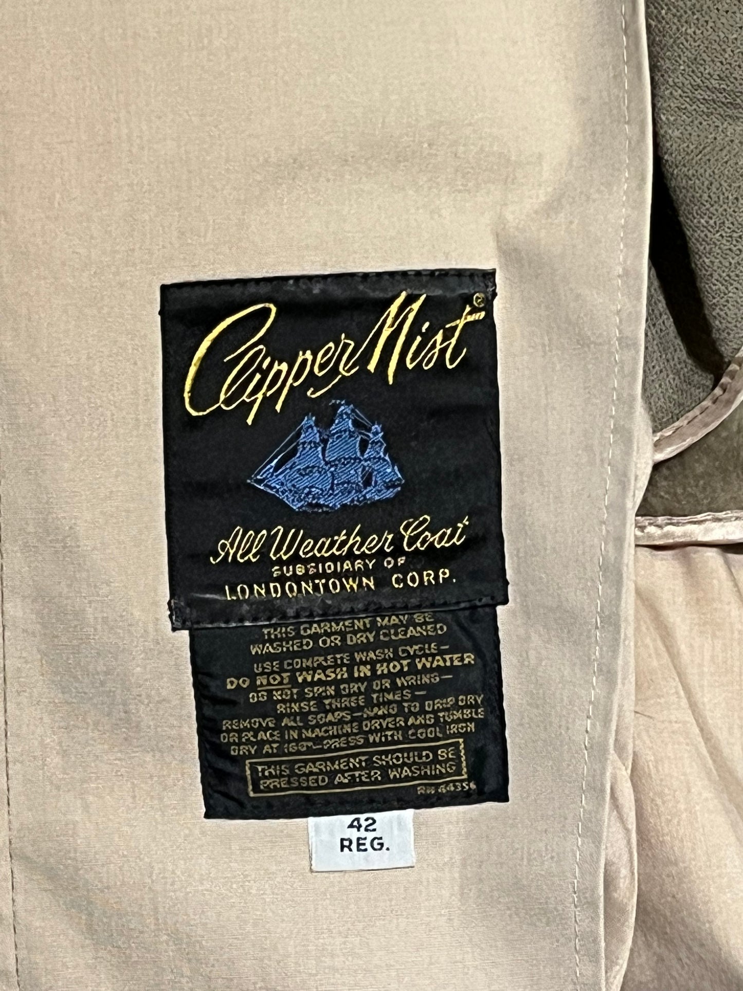 Vintage Clipper Mist All Weather Coat is double breasted with button closures and two front pockets.

Size 42