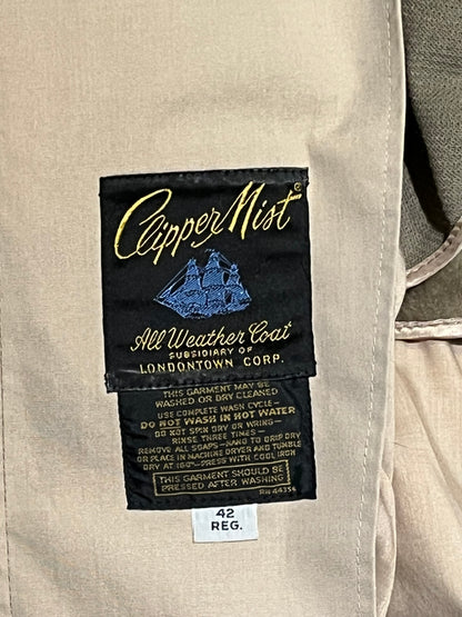 Vintage Clipper Mist All Weather Coat is double breasted with button closures and two front pockets.

Size 42