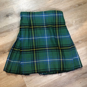 Kingspier Vintage - Green, blue, black, yellow and white plaid/ tartan kilt with leather straps on each side to adjust size. Kilt is partially lined on the inside. Fibres unknown.