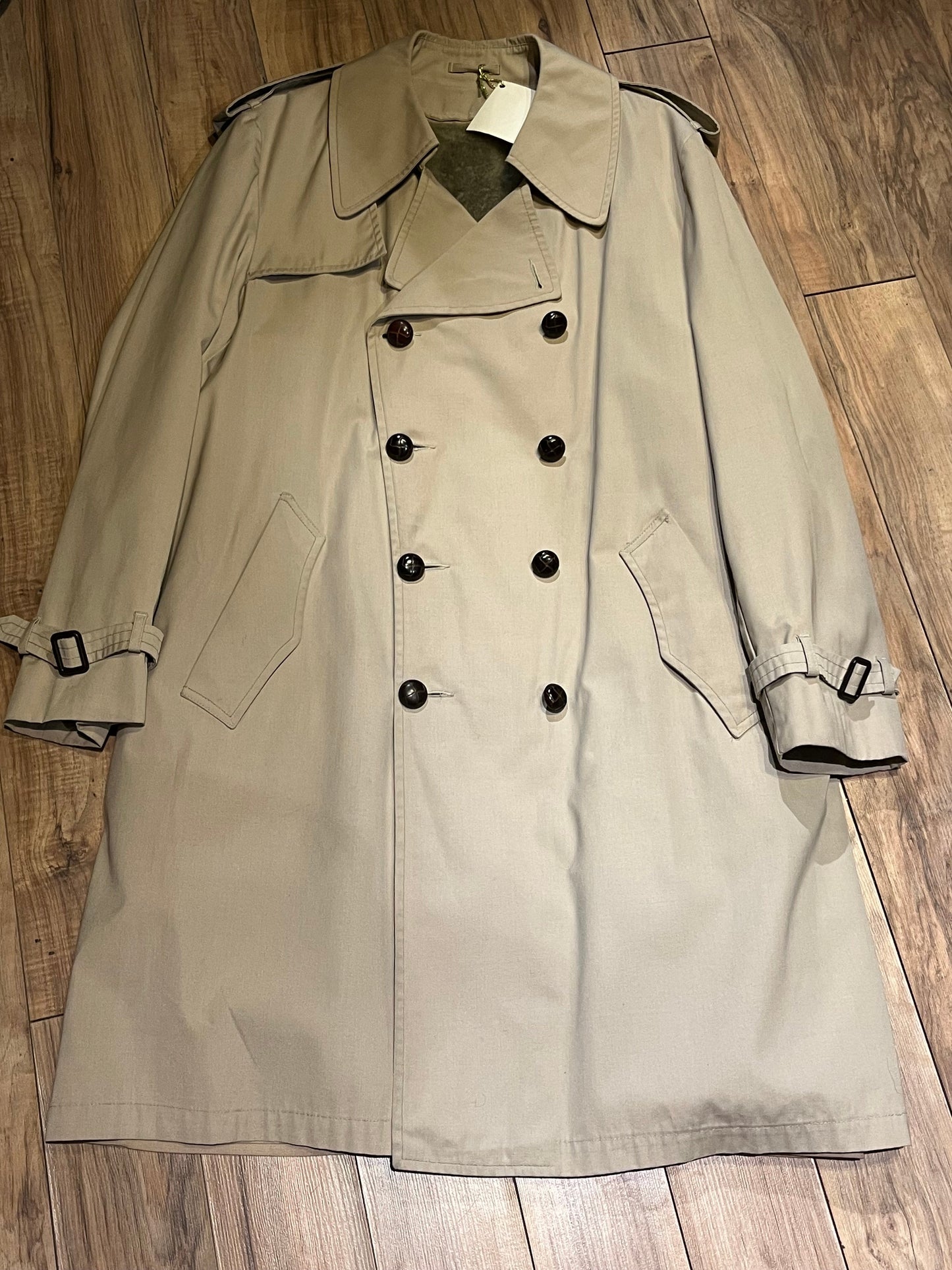 Vintage Clipper Mist All Weather Coat is double breasted with button closures and two front pockets.

Size 42