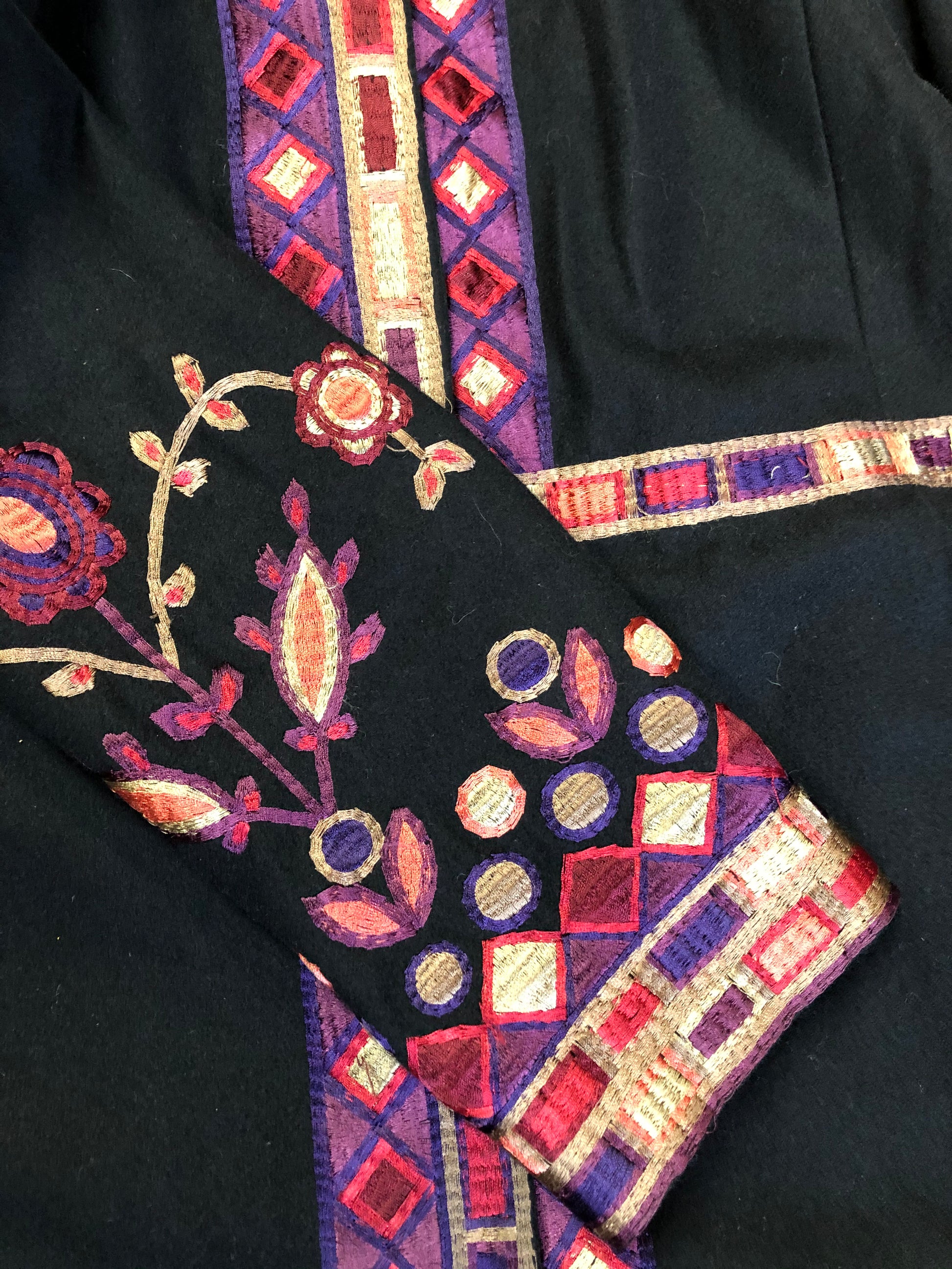 Kingspier Vintage - Black wool car coat with purple and pink flower motif embroidery, snap closures, and pockets. Size small/ medium.

Shoulder to shoulder - 17”
Shoulder to wrist - 24”
Under sleeve - 17.5”
Armpit to armpit - 19”
Armpit to hem - 27”
Bottom hem - 24”

*All items have been laid flat to measure.

This coat is in excellent condition.