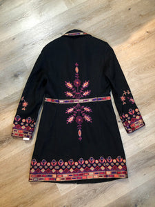 Kingspier Vintage - Black wool car coat with purple and pink flower motif embroidery, snap closures, and pockets. Size small/ medium.

Shoulder to shoulder - 17”
Shoulder to wrist - 24”
Under sleeve - 17.5”
Armpit to armpit - 19”
Armpit to hem - 27”
Bottom hem - 24”

*All items have been laid flat to measure.

This coat is in excellent condition.