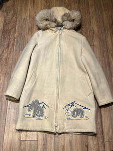 Vintage Gemini Fashions 100% pure virgin wool white northern parka with zipper closer, two front pocket, quilted lining, fox fur trimmed hood and hand embroidered polar bear design

Made in Canada
Chest 44”