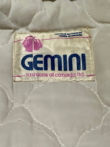 Vintage Gemini Fashions 100% pure virgin wool white northern parka with zipper closer, two front pocket, quilted lining, fox fur trimmed hood and hand embroidered polar bear design

Made in Canada
Chest 44”